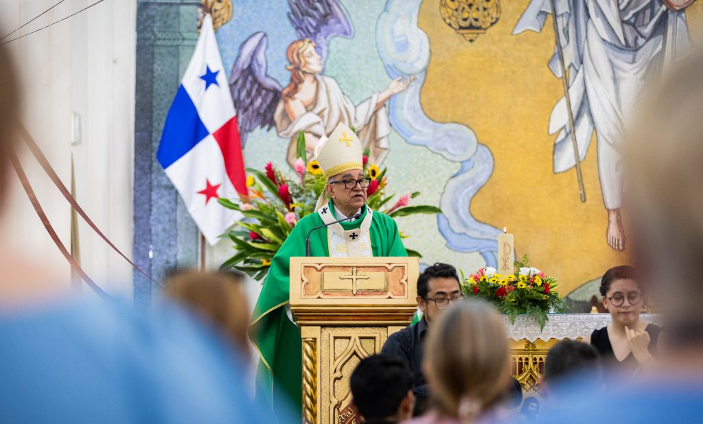 Mons. José Domingo Ulloa durante la Eucaristía inaugural del Congreso Internacional sobre prevención del abuso y cuidado pastoral de la comunidad sorda en Panamá.
